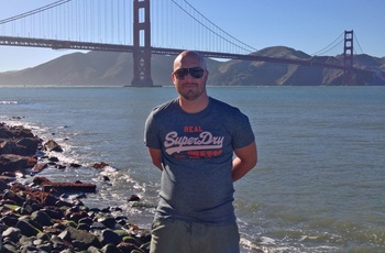 Martin foran Golden Gate Bridge i San Francisco - rejsespecialist i Lyngby