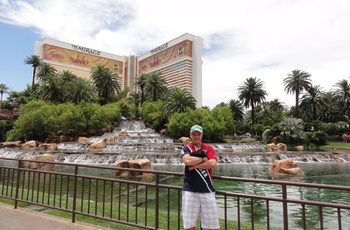 Martin foran The Mirage i Las Vegas - rejsespecialist i Lyngby