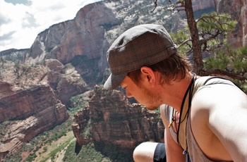 Martin Bo kigger ud over kanten fra Angels Landing i Zion National Park - rejsespecialist i Vejle