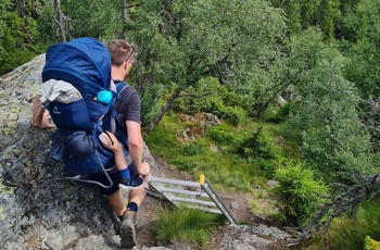 Martin Bo på vej ned ad en hjælpestige på vandreturen over Lårdalstigen i Norge - rejsespecialist i Vejle