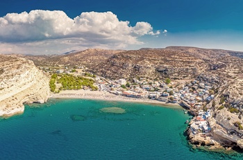 Luftfoto af Matala by og strand på Kreta - Grækenland