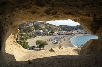 Udsigt fra hule til Matala by og strand på Kreta - Grækenland