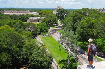 Turist kigger ud over mayaruinerne i Uxmal på Yucutan-halvøen - Mexico
