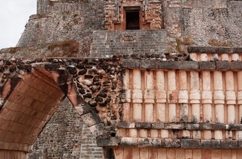 Mayaruiner i Uxmal på Yucutan-halvøen - Mexico