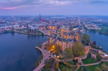 Luftfoto om aftenen af Schwerin og slottet, Mecklenburg-Vorpommern i Tyskland