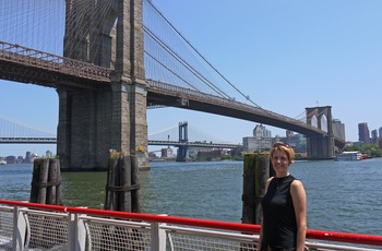 Mette foran Brooklyn Bridge i New York - rejsespecialist i Lyngby