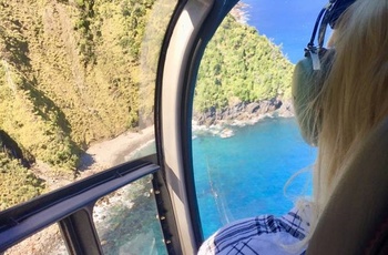 Mette i helikopter over Milford Sound i New Zealand - rejsespecialist fra Aalborg