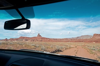 Vej mod klippeformationen Mexican Hat Rock i Utha, USA