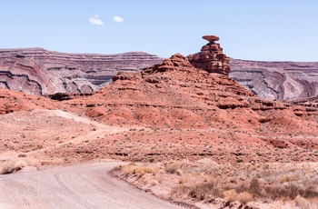 Vej mod klippeformationen Mexican Hat Rock i Utha, USA