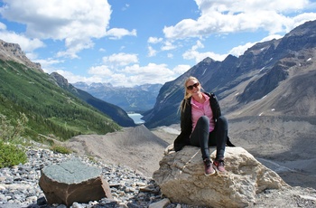 Michelle ved Lake Louise på Plain of Six Glaicers Hike, Canada - rejsespecialist i Aarhus