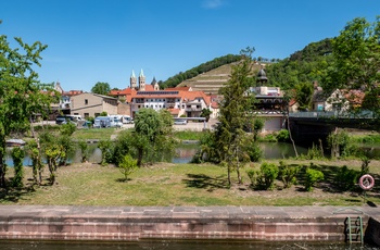 Byen Freyburg i vinområde nær Neuenburg slottet, Midttyskland