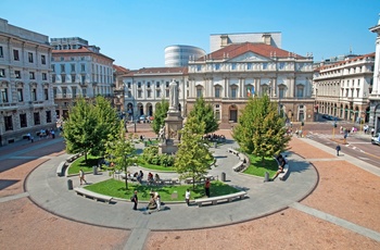 Smuk plads foran Teatreo La Scala i Milano