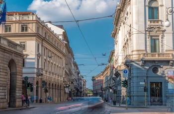 Gade forbi Teatro La Scala teateret i Milano