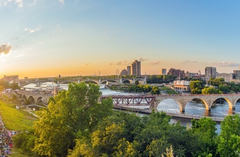 Minneapolis og Mississippi River ved solnedgang