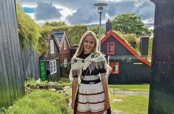 Mitzi - rejsespecialist hos FDM Travel København. Den færøske Nationaldag, Ólavsøka i fuld nationaldragt.