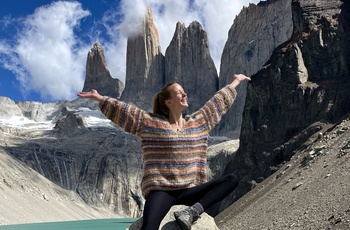 Mitzi - rejsespecialist hos FDM Travel København. Lykkefølelse efter et hårdt hike til Torres del Paine i Chile.