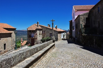 Monsanto, Portugal - snævre stræder med stenhuse