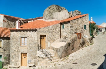 Monsanto, Portugal - stenhuse og snævre stræder