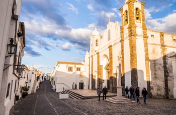 Monsaraz, Alentejo, Portugal - Igreja Matriz de Nossa Senhora de Lagoa i solnedgangen