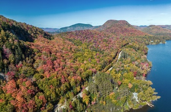 Vej gennem Mont-Tremblant National Park i Quebec - Canada