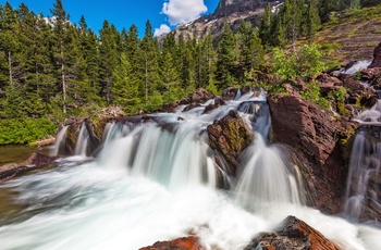 Fossende vandfald i Glacier National Park, Montana i USA