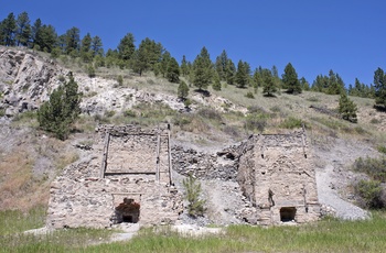 Gamle guldsmelteovne i mursten ved Helena i Montana, USA
