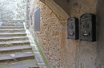 Postkasser og trapper midt i Montefioralle, Toscana