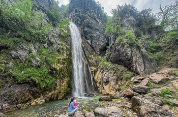Mor og barn ved Grunas Vandfald i Theth National Park - Albanien