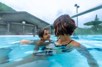 Mor og søn i Miette Hotsprings i British Columbia - Canada