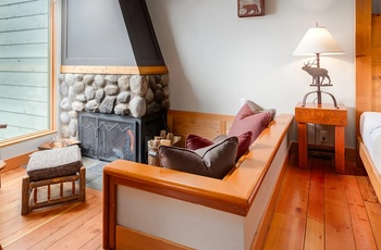 Moraine Lake Lodge, Lakeshore-deluxe-king-cabin - Canada