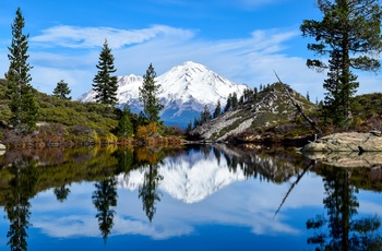 Mount Shasta som spejler sig i en bjergsø