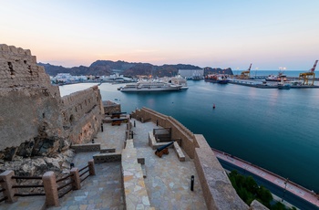 Udsigt om aftenen fra Mutrah Fort i Muscat - Oman