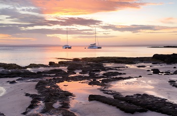 Katamaraner ud for Cabbage Tree Beach, Jervis Bay i New South Wales, Australien