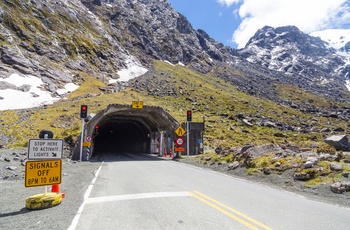 Tunnel på Milford Road på New Zealands Sydø