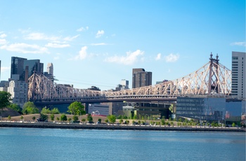 Queensboro bridge over East River mellem Manhattan og Queens  