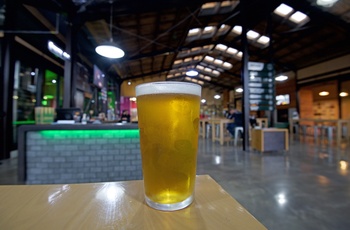 Et glas frisktappet øl i bryggeri, Sudøen - New Zealand