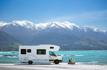 Britz Frontier autocamper topbunk ved sø i New Zealand