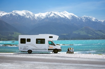 Britz Frontier autocamper topbunk ved sø i New Zealand