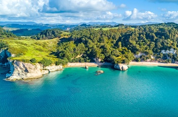 Kystlandskab med hvide sandstrande på Coromandel-halvøen, New Zealand