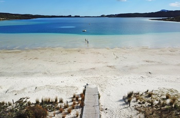 Turister ved Kai Iwi søerne på Nordøen, New Zealand
