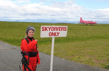 Nadja, rejsespecialist i Odense - klar til skydiving ved Lake Taupo i New Zealand
