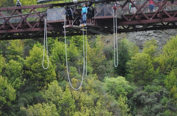 Nadja, rejsespecialist i Odense - klar til Bungee Jump nær Queenstown i New Zealand