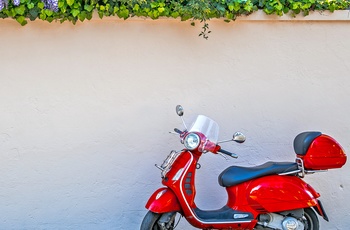 Rød scooter på gaden i Napoli