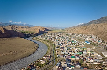 Udsigt til Naryn by og flod - Kirgisistan