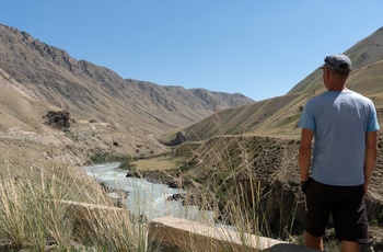 Mandlig turist ser på naturen omkring Nayran - Kirgisistan