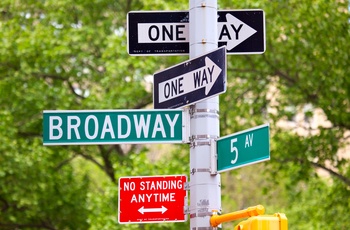 Vejskilt med Broadway og 5th Avenue på Manhattan i New York