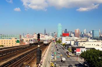 Subwayen til og fra Queens mod Manhattan i New York