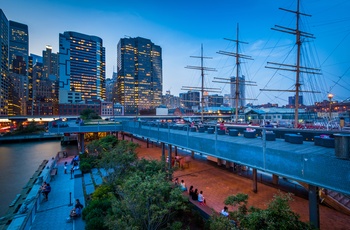 Pier 15 ved South Street Seaport om aftenen, New York