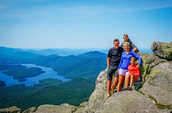 Familie på vandretur i Adirondack Mountain, New York State