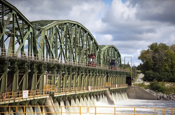Bro og sluse langs Mohawk floden i New York State